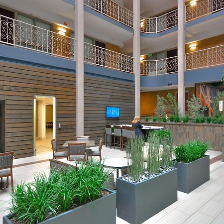 Embassy Suites By Hilton Denver Central Park Beltér fotó