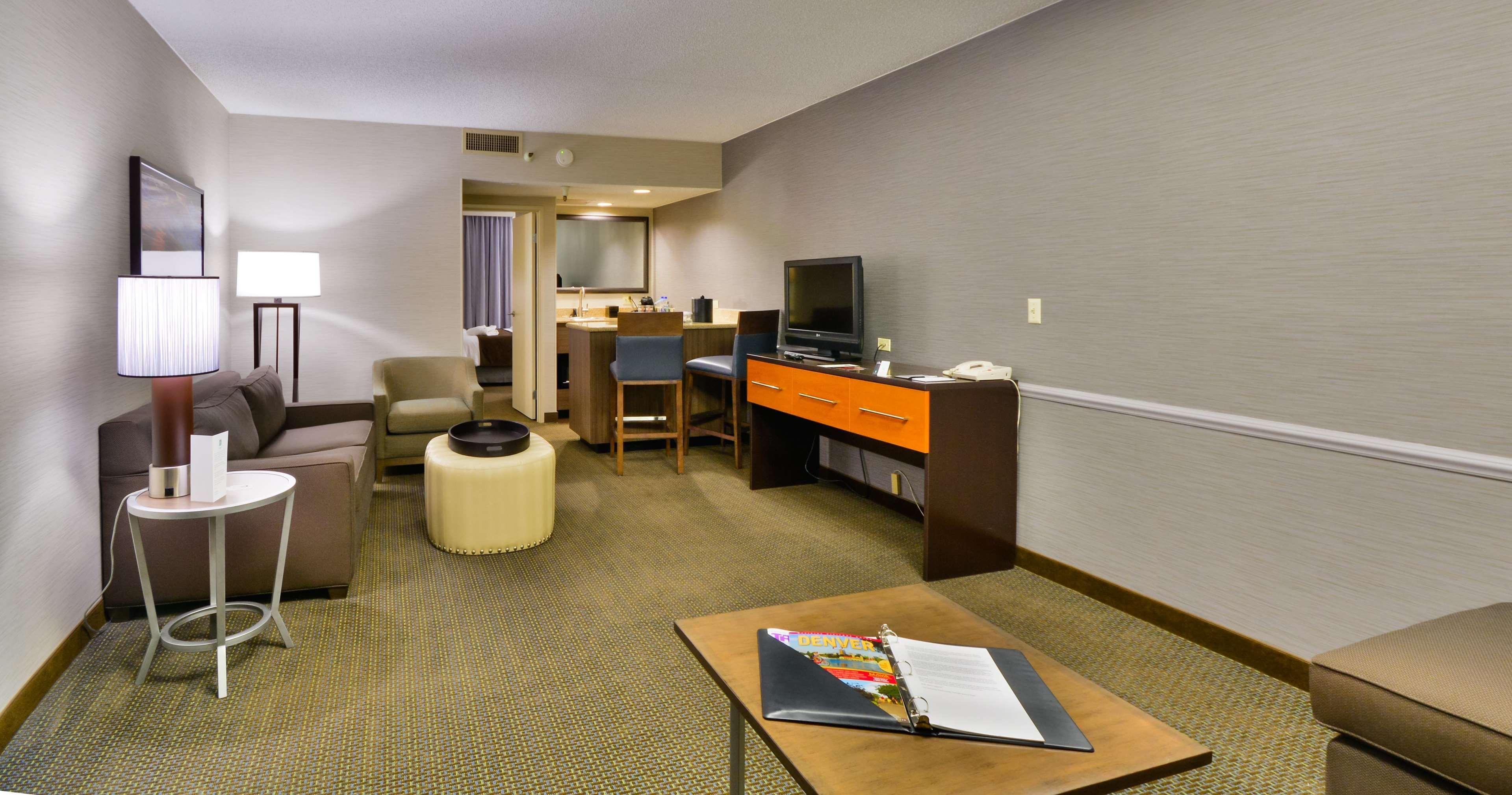 Embassy Suites By Hilton Denver Central Park Szoba fotó