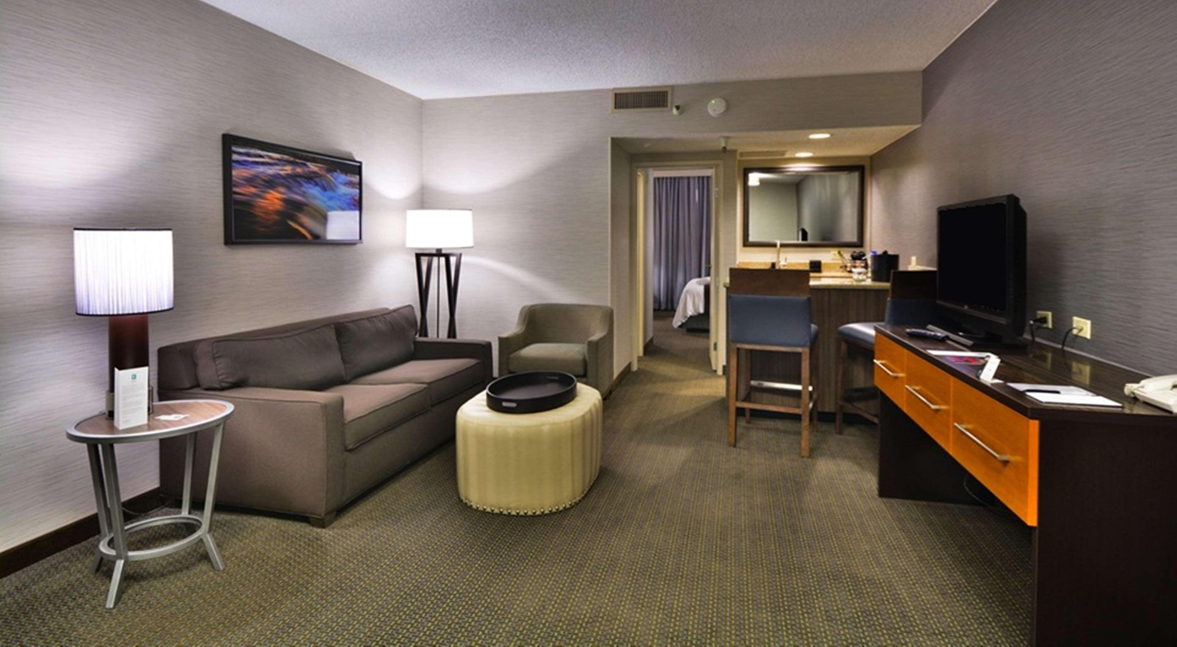 Embassy Suites By Hilton Denver Central Park Szoba fotó