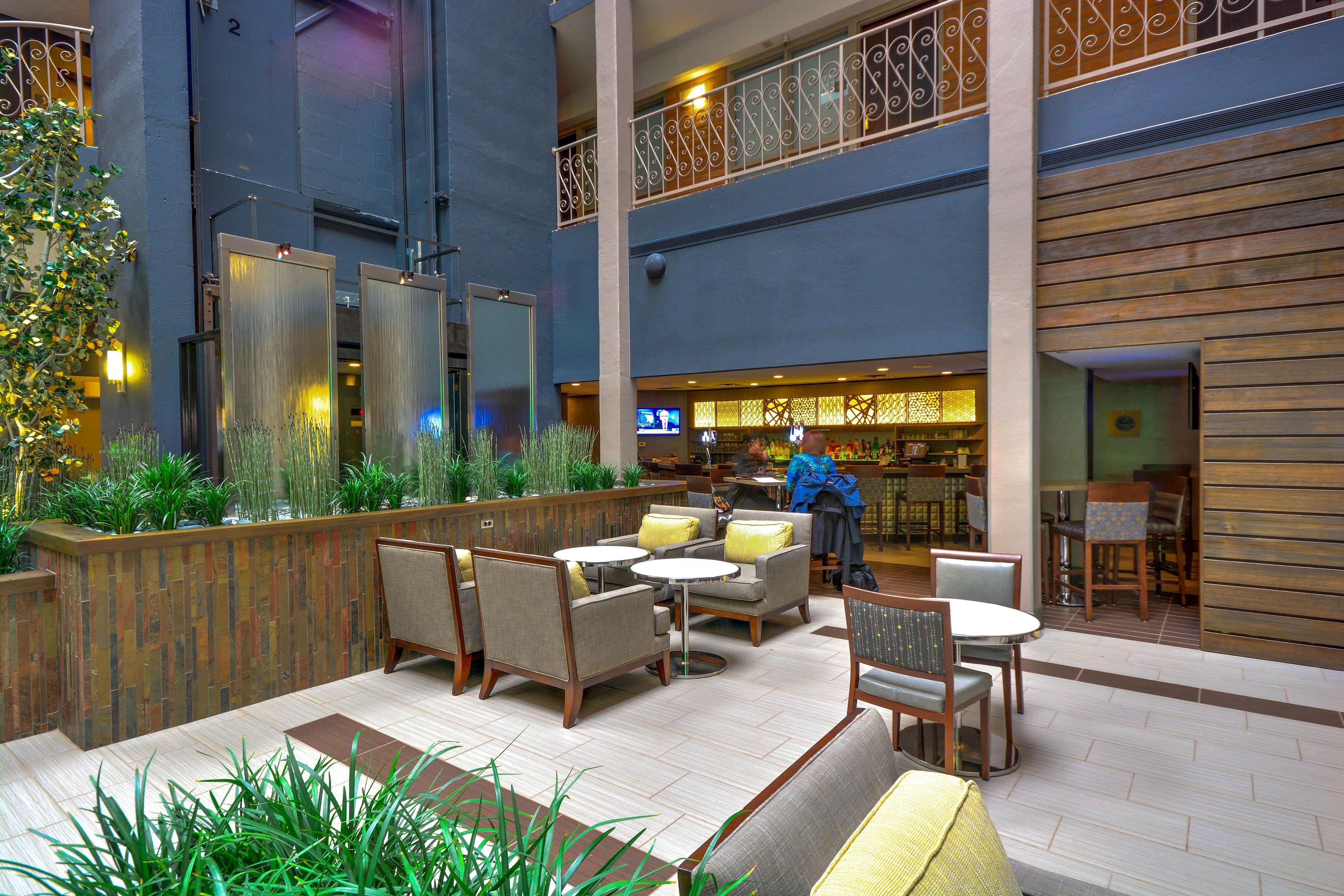 Embassy Suites By Hilton Denver Central Park Beltér fotó