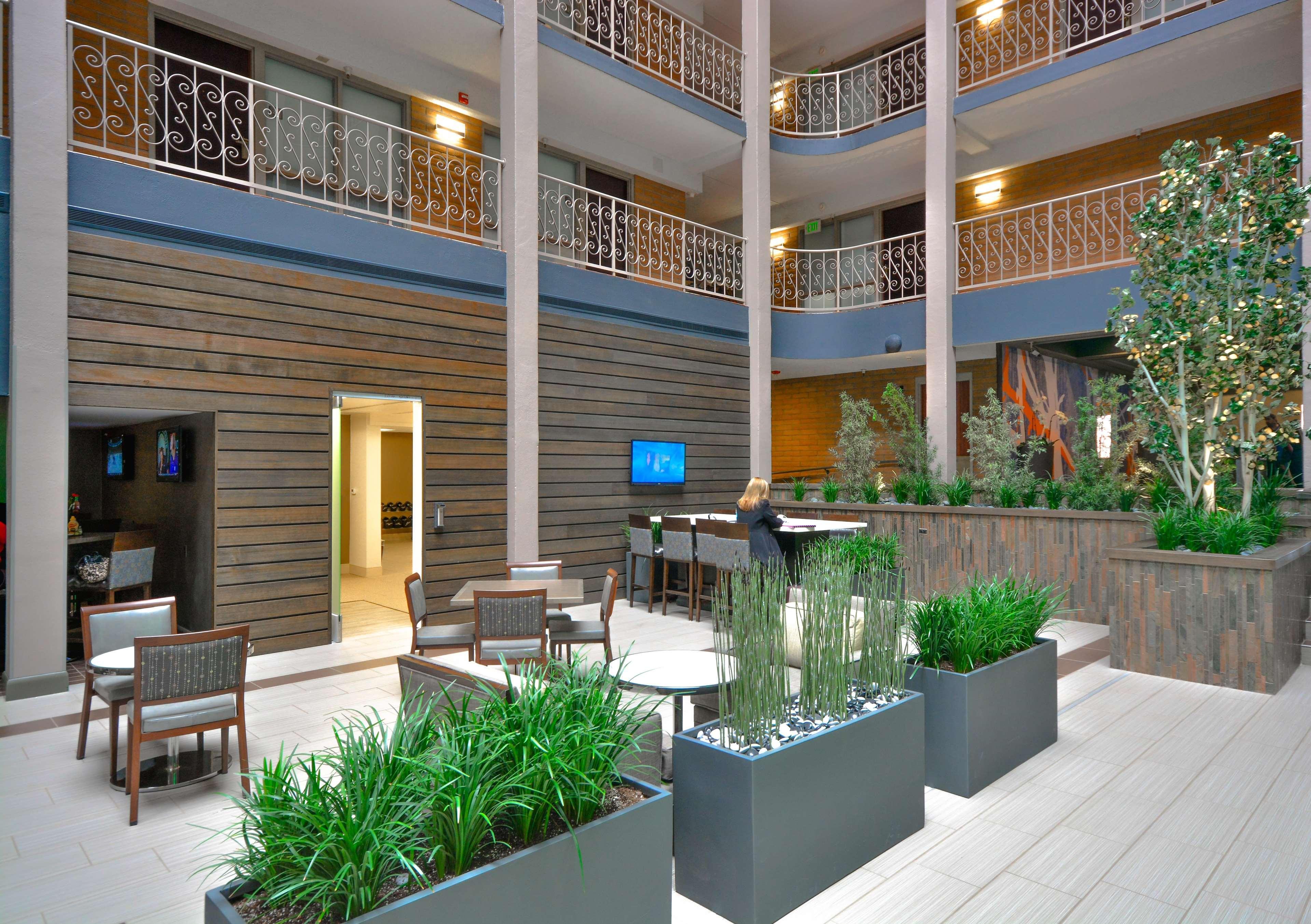 Embassy Suites By Hilton Denver Central Park Beltér fotó