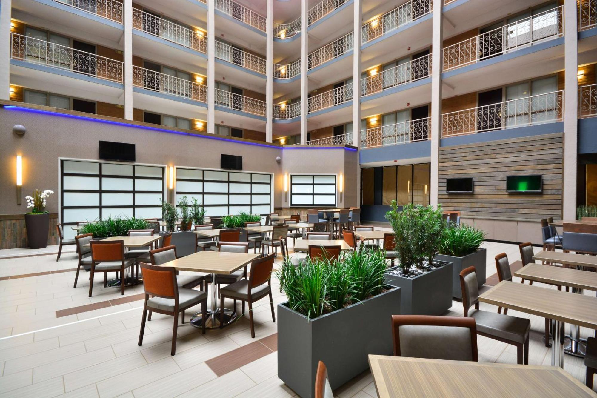 Embassy Suites By Hilton Denver Central Park Kültér fotó