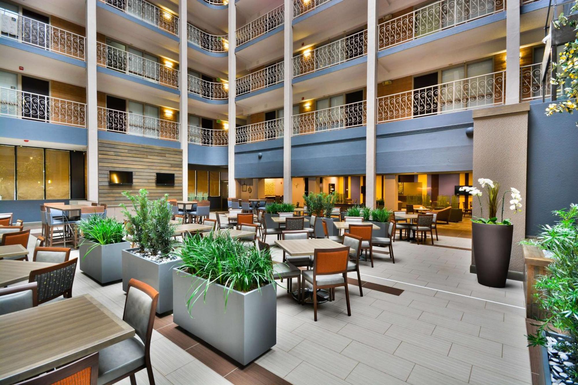Embassy Suites By Hilton Denver Central Park Kültér fotó