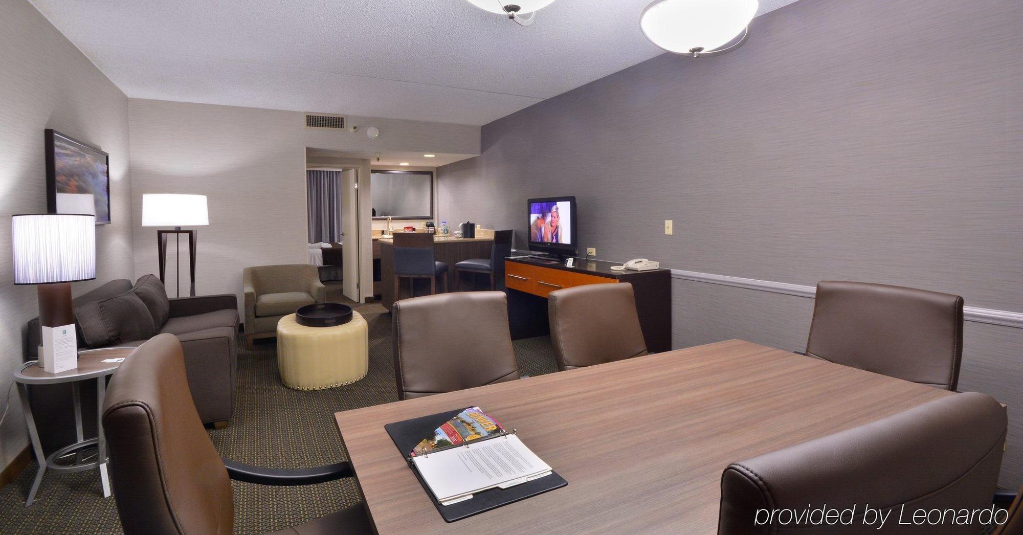 Embassy Suites By Hilton Denver Central Park Szoba fotó